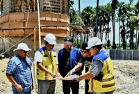 FOKUS: Budayawan Sumenep Ibnu Hajar ikut mendampingi Bupati Achmad Fauzi Wongsojudo dan Kepala DPUTR Eri Susanto, saat melihat progres pembangunan Tugu Keris di Kecamatan Pragaan