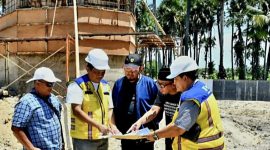 FOKUS: Budayawan Sumenep Ibnu Hajar ikut mendampingi Bupati Achmad Fauzi Wongsojudo dan Kepala DPUTR Eri Susanto, saat melihat progres pembangunan Tugu Keris di Kecamatan Pragaan