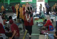 BERJALAN: Bunda Paud Sumenep, Nia Kurnia Fauzi, didampingi Direktur PAUD H.I El Fath, Nurul Hayati, saat mengunjungi kegiatan praktek membatik siswa-siswi PAUD El-Fath, di GOR A.Yani Sumenep