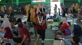 BERJALAN: Bunda Paud Sumenep, Nia Kurnia Fauzi, didampingi Direktur PAUD H.I El Fath, Nurul Hayati, saat mengunjungi kegiatan praktek membatik siswa-siswi PAUD El-Fath, di GOR A.Yani Sumenep