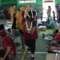 BERJALAN: Bunda Paud Sumenep, Nia Kurnia Fauzi, didampingi Direktur PAUD H.I El Fath, Nurul Hayati, saat mengunjungi kegiatan praktek membatik siswa-siswi PAUD El-Fath, di GOR A.Yani Sumenep