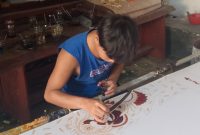 Salah satu pengarajin Batik tulis Al-Barokah Kabupaten Sumenep, Madura, Jawa Timur