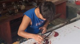 Salah satu pengarajin Batik tulis Al-Barokah Kabupaten Sumenep, Madura, Jawa Timur