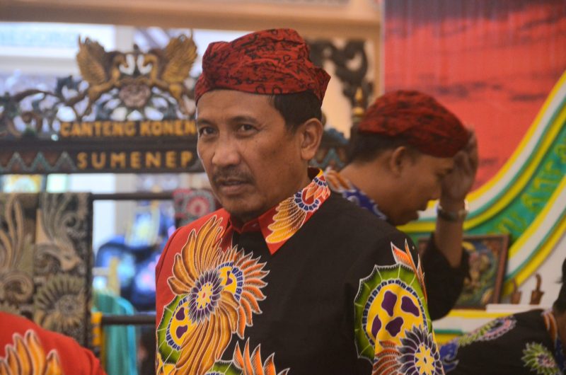 BATIK: Kepala Diskop UKM Perindag Sumenep Moh. Ramli (Mufti Che - Seputar Jatim)