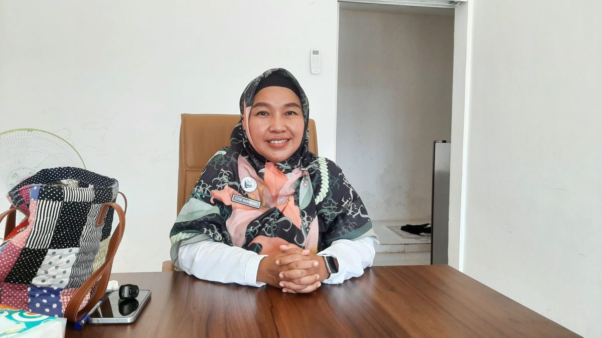 BERSYUKUR: Kepala Puskesmas Dasuk, Titik Nurhayati, sangat terbantu dengan diberikannya Mobol Pusling oleh Bupati Sumenep