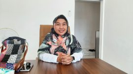 BERSYUKUR: Kepala Puskesmas Dasuk, Titik Nurhayati, sangat terbantu dengan diberikannya Mobol Pusling oleh Bupati Sumenep