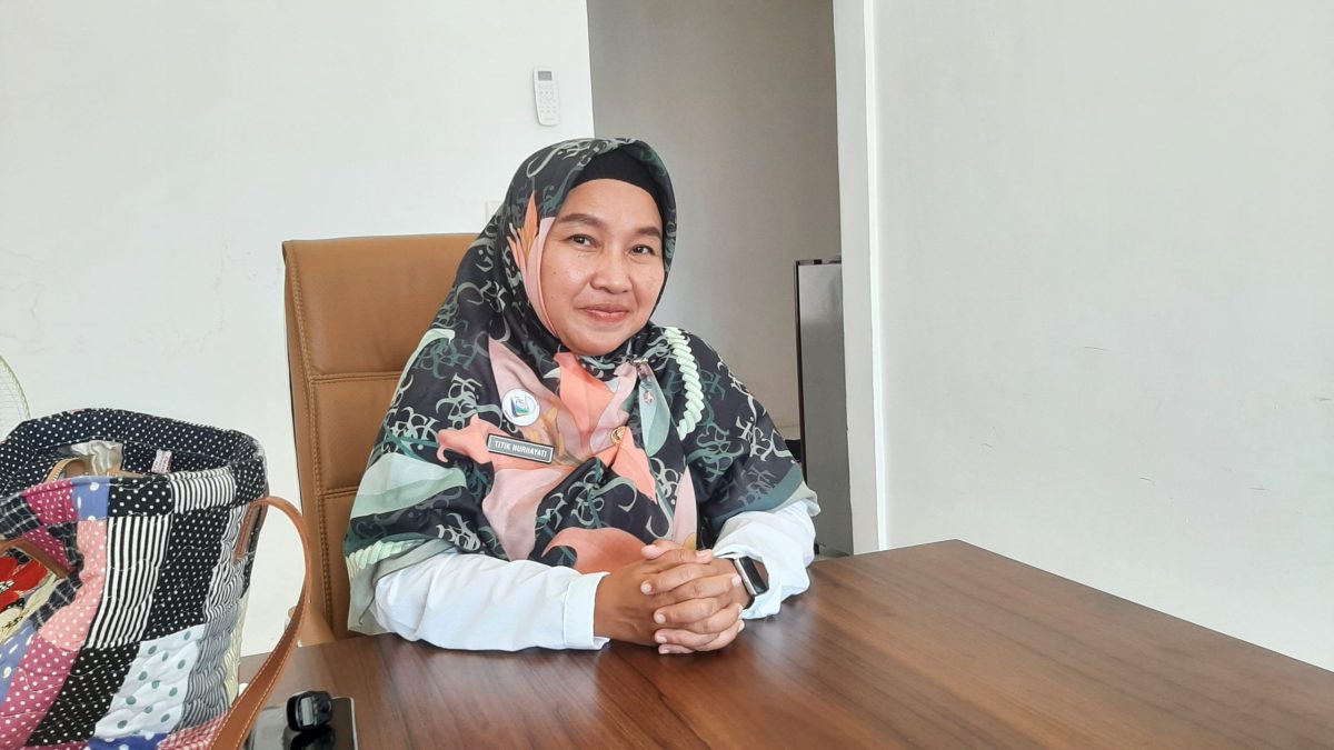 TERSENYUM: Kepala Puskesmas Dasuk, Titik Nurhayati, saat ditemui di ruang rapat kerjanya