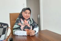 TERSENYUM: Kepala Puskesmas Dasuk, Titik Nurhayati, saat ditemui di ruang rapat kerjanya