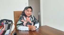 TERSENYUM: Kepala Puskesmas Dasuk, Titik Nurhayati, saat ditemui di ruang rapat kerjanya