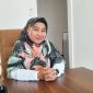 TERSENYUM: Kepala Puskesmas Dasuk, Titik Nurhayati, saat ditemui di ruang rapat kerjanya