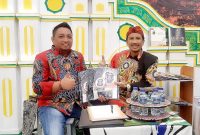 TERSENYUM : Pengelola Batik Tulis Soengenep Imam Kachonk bersama Kapala Diskoperindag Sumenep M. Ramli, saat menunjukkan karya batik  Soengenep di pameran Batik Bordir dan Aksesoris Fair 2024