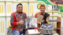 TERSENYUM : Pengelola Batik Tulis Soengenep Imam Kachonk bersama Kapala Diskoperindag Sumenep M. Ramli, saat menunjukkan karya batik  Soengenep di pameran Batik Bordir dan Aksesoris Fair 2024