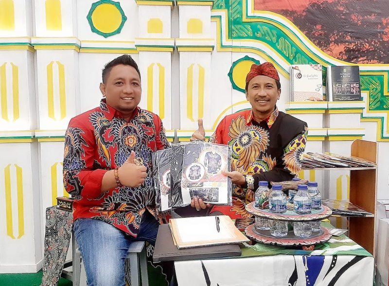 TERSENYUM : Pengelola Batik Tulis Soengenep Imam Kachonk bersama Kapala Diskoperindag Sumenep M. Ramli, saat menunjukkan karya batik  Soengenep di pameran Batik Bordir dan Aksesoris Fair 2024