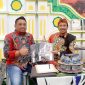 TERSENYUM : Pengelola Batik Tulis Soengenep Imam Kachonk bersama Kapala Diskoperindag Sumenep M. Ramli, saat menunjukkan karya batik  Soengenep di pameran Batik Bordir dan Aksesoris Fair 2024