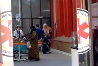 PINTU: Terlihat ada pasien DBD yang akan dirawat di RSUD Moh. Anwar Sumenep