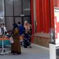PINTU: Terlihat ada pasien DBD yang akan dirawat di RSUD Moh. Anwar Sumenep