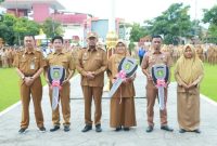 SIMBOLIS: Bupati Sumenep Achmad Fauzi Wongsojudo didampingi pejabat terkait menyerahkan puluhan Mobil Puskesmas Keliling di Halaman Kantor Bupati