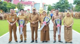 SIMBOLIS: Bupati Sumenep Achmad Fauzi Wongsojudo didampingi pejabat terkait menyerahkan puluhan Mobil Puskesmas Keliling di Halaman Kantor Bupati