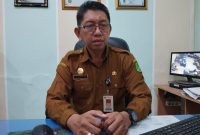 KANTOR: Kepala Dinas Kependudukan dan Ke pencatatan Sipil (Disdukcapil) Sumenep, Raden Achmad Syahwan Effendy, saat ditemui di ruang kerjanya (Sandi - Seputar Jatim)