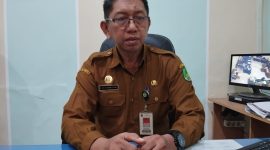 KANTOR: Kepala Dinas Kependudukan dan Ke pencatatan Sipil (Disdukcapil) Sumenep, Raden Achmad Syahwan Effendy, saat ditemui di ruang kerjanya (Sandi - Seputar Jatim)