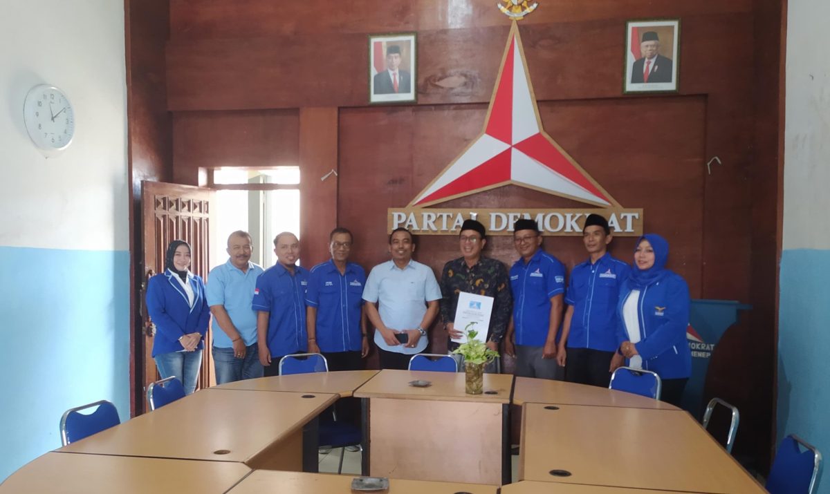 TERSENYUM: Kader PKB Unais Ali Hisyam (Kiyai Unais) resmi mencalonkan diri sebagai calon Bupati Sumenep di Pilkada 2024 ke DPC Partai Demokrat Sumenep,