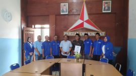 TERSENYUM: Kader PKB Unais Ali Hisyam (Kiyai Unais) resmi mencalonkan diri sebagai calon Bupati Sumenep di Pilkada 2024 ke DPC Partai Demokrat Sumenep,