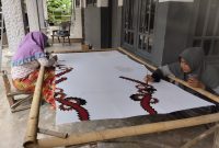 MEMBATIK: Karyawan A-Batik sedang melakukan pewarnaan