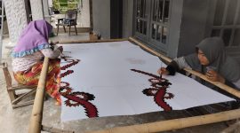 MEMBATIK: Karyawan A-Batik sedang melakukan pewarnaan