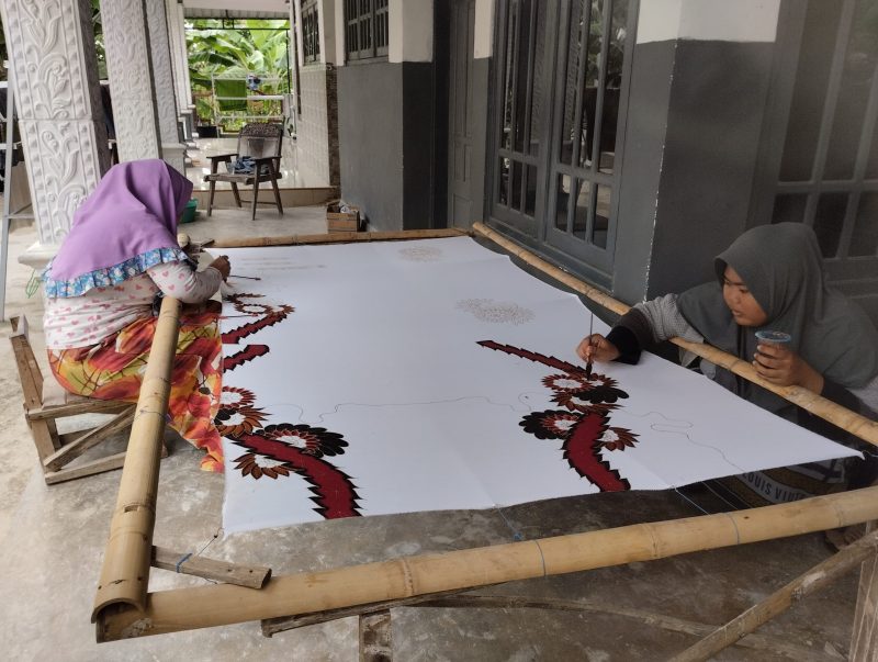 MEMBATIK: Karyawan A-Batik sedang melakukan pewarnaan