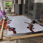 MEMBATIK: Karyawan A-Batik sedang melakukan pewarnaan