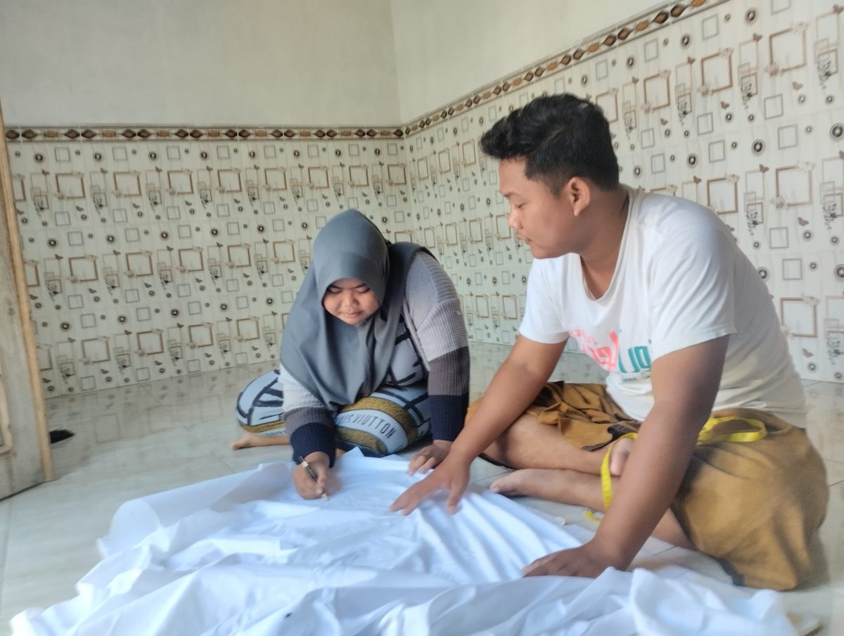 PENGRAJIN BATIK: Owner dan Karyawan A-Batik saat melukis batik pada kain kosong