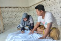 PENGRAJIN BATIK: Owner dan Karyawan A-Batik saat melukis batik pada kain kosong