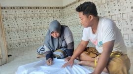 PENGRAJIN BATIK: Owner dan Karyawan A-Batik saat melukis batik pada kain kosong