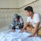 PENGRAJIN BATIK: Owner dan Karyawan A-Batik saat melukis batik pada kain kosong