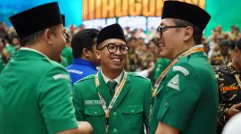TERSENYUM: Ketua PP GP Ansor, Nur Faizin (Tengah)