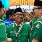 TERSENYUM: Ketua PP GP Ansor, Nur Faizin (Tengah)