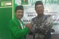 BERSINERGI: Kiyai Unais Ali Hisyam (kanan) dan Kiyai Ali Fikri (kiri), resmi mendaftar sebagai calon bupati di DPC PPP Sumenep