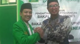 BERSINERGI: Kiyai Unais Ali Hisyam (kanan) dan Kiyai Ali Fikri (kiri), resmi mendaftar sebagai calon bupati di DPC PPP Sumenep