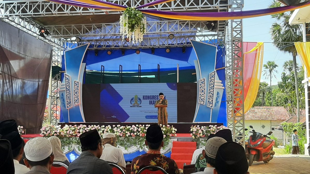 MERIAH: Ketua Yayasan PP Hidayatut Thalibin K. Naufal Mannan, saat membukan kongres II IKAHI