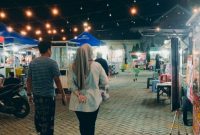 Susana taman Tajamara di malam hari yang dipenuhi dengan para PKL