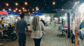 Susana taman Tajamara di malam hari yang dipenuhi dengan para PKL