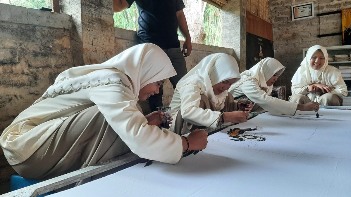 SEMANGAT: Siswi SMK AT-Taufiqiyah, mulai belajar membatik di Rumah Produksi Batik Canteng Koneng di Pakondang Rubaru