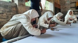 SEMANGAT: Siswi SMK AT-Taufiqiyah, mulai belajar membatik di Rumah Produksi Batik Canteng Koneng di Pakondang Rubaru