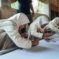 SEMANGAT: Siswi SMK AT-Taufiqiyah, mulai belajar membatik di Rumah Produksi Batik Canteng Koneng di Pakondang Rubaru