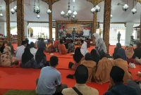 LESEHAN: Ratusan peserta lomba baca puisi Karya Bung Karno memadati Pendopo Keraton Sumenep