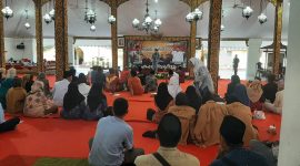 LESEHAN: Ratusan peserta lomba baca puisi Karya Bung Karno memadati Pendopo Keraton Sumenep