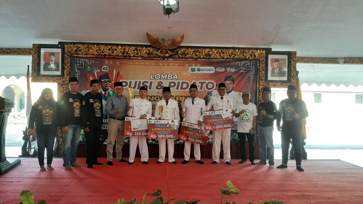BAHAGIA: Para juara lomba pidato Ala Bung Karno