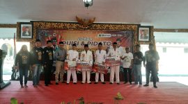 BAHAGIA: Para juara lomba pidato Ala Bung Karno