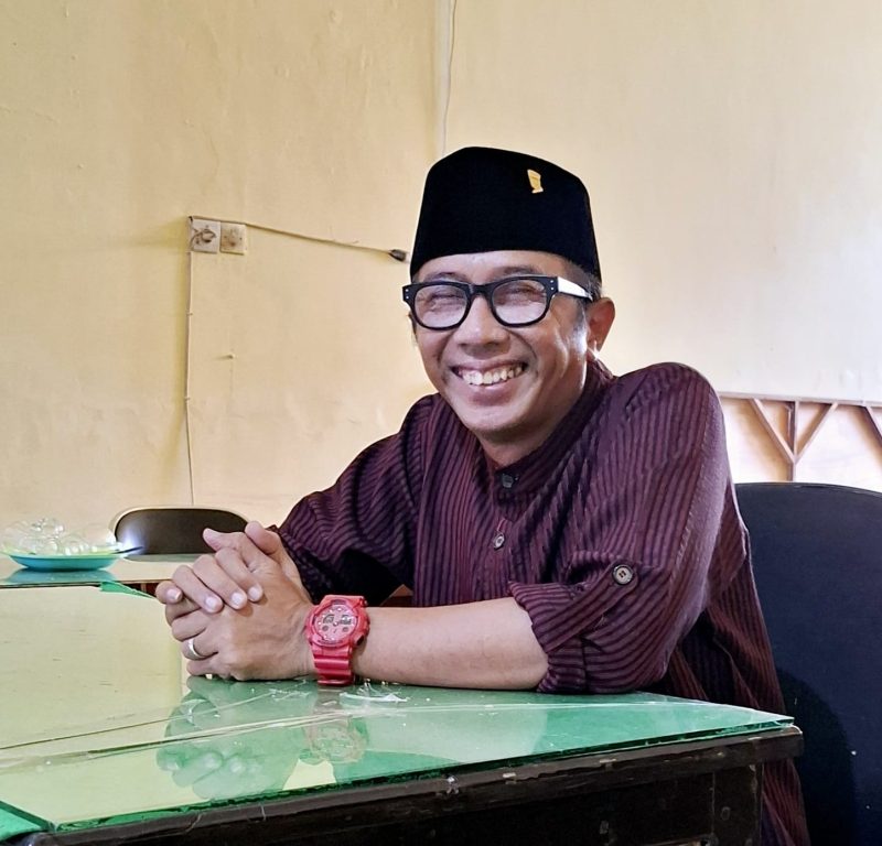 TERSENYUM: Budayawan Sumenep, Ibnu Hajar