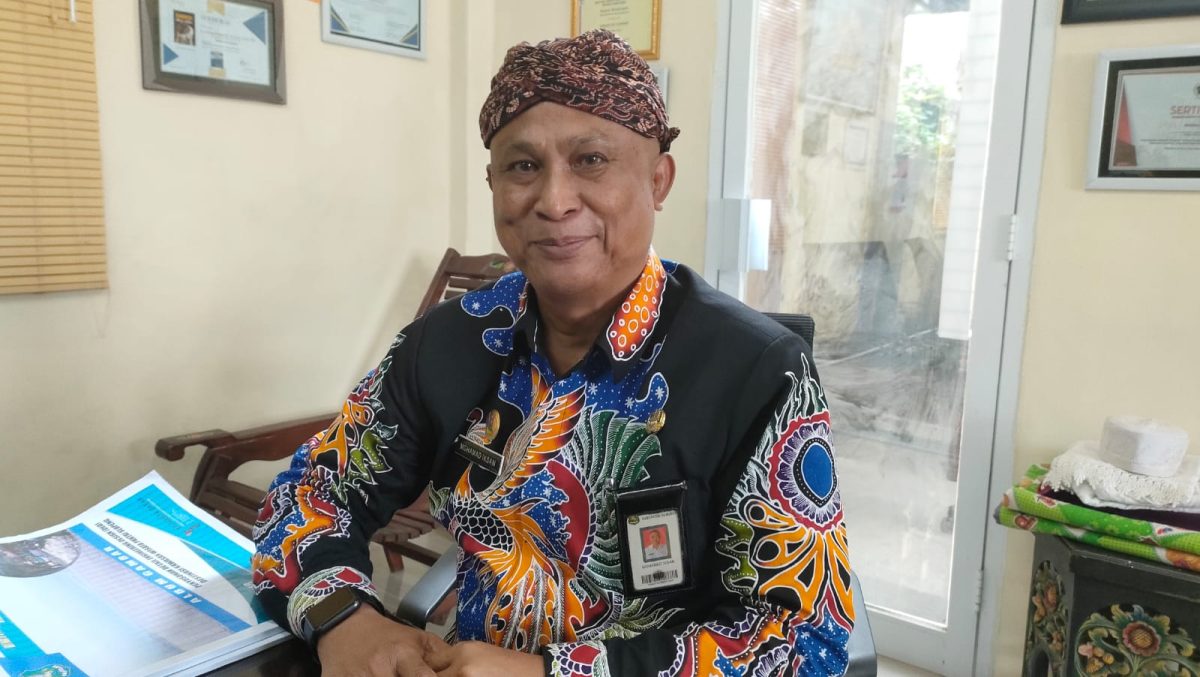 GAGAH: Kepala Disbudporapar Sumenep, Moh. Ikhsan, saat ditemui di ruang kerjanya